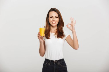 Holding suyu iyi jest gösterilen neşeli genç bayan.