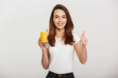 Mutlu genç bayan suyu tutarak yukarı başparmak gösterilen.