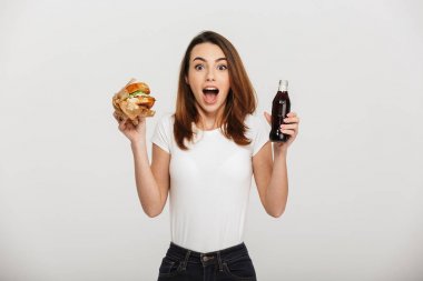 Soda içme hamburger yeme şok genç kadın.