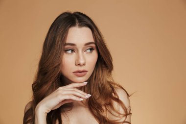 Kendine güvenen güzel kadın süre gömleksiz ayakta izole bir kenara arıyor