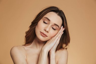 Güzel genç bayan üzerinde bej izole uyku jest gösterilen