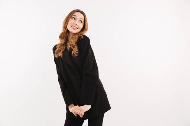 Neşeli sevimli genç kadın. Bir kenara arıyorsunuz.