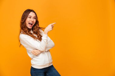 Kazak uzağa işaret içinde neşeli esmer kadın