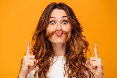 Komik kadın saç bıyık gibi yüz tutan kazaklı