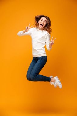 Tam boy görüntü kazak atlama içinde neşeli esmer kadının