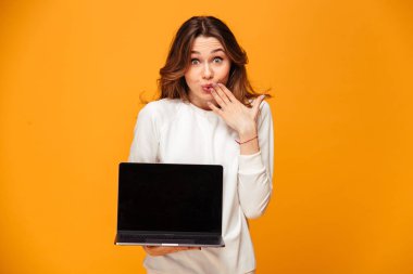 Esmer kadın kazak gösteren boş dizüstü bilgisayar ekranında karıştı