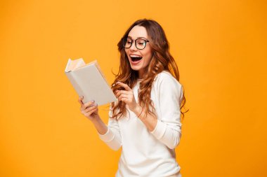 Kazak ve kitap okuma gözlük neşeli esmer kadın