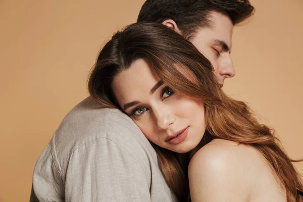 Sorglos ruhige Frau blickt Kamera, während sie auf der Schulter ihres Mannes liegt — Stockfoto