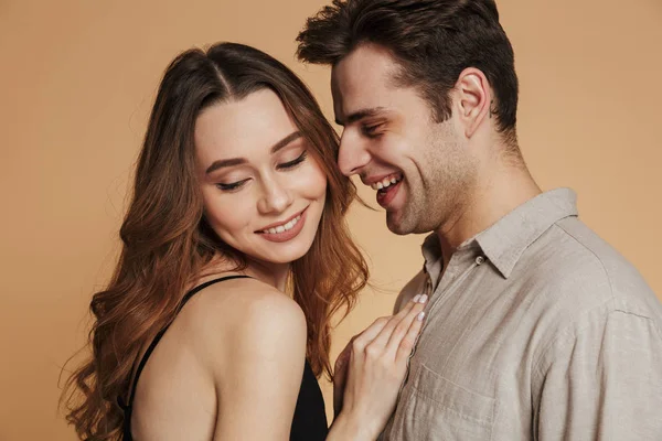 Hombre feliz mirando a su encantadora mujer mientras está aislado — Foto de Stock