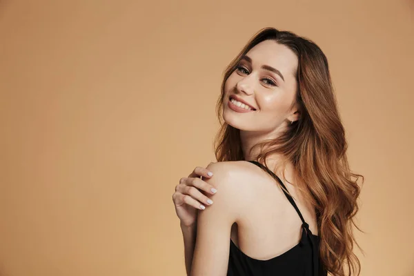 Porträtt av en leende ung kvinna med långt brunt hår — Stockfoto