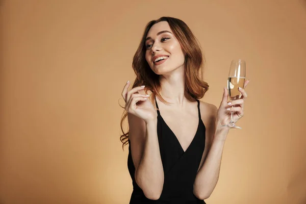 Młoda kobieta szczęśliwy, którzy szukają drogi i uśmiechając się z szampanem — Zdjęcie stockowe