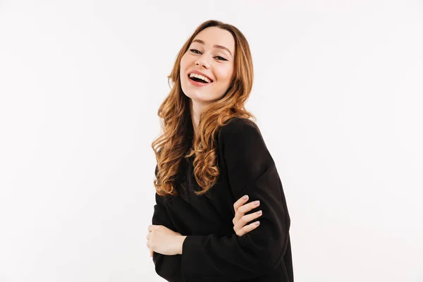 Retrato de uma jovem mulher feliz vestida de casaco preto — Fotografia de Stock