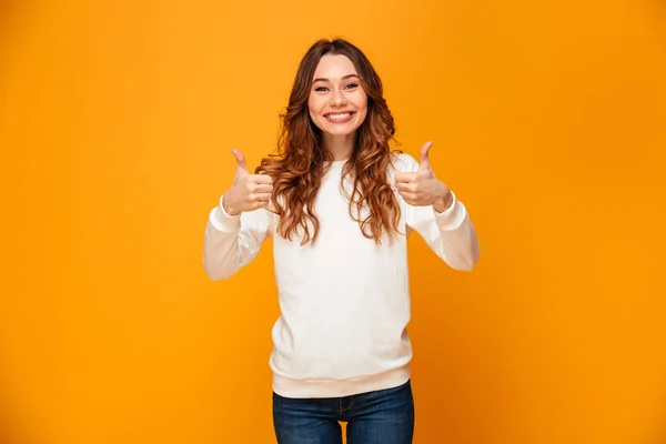 Sorridente bruna donna in maglione mostrando pollici in su — Foto Stock