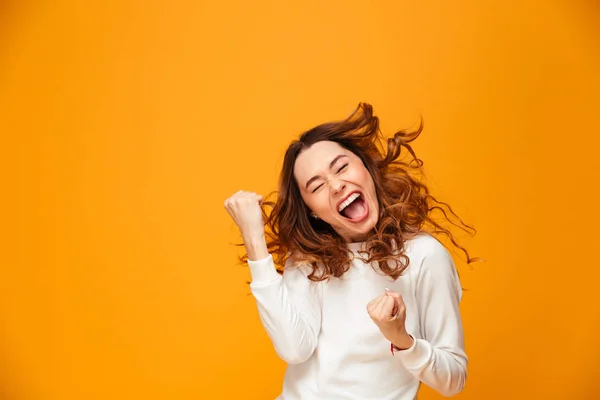 Щаслива кричуща брюнетка жінка в светрі радіє закритими очима — стокове фото