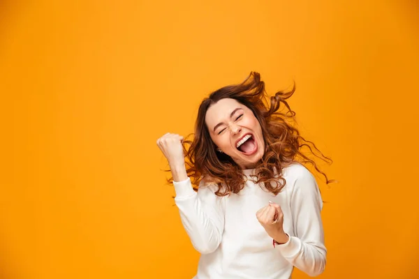 Gelukkig schreeuwen brunette vrouw in trui verheugt zich met gesloten ogen — Stockfoto