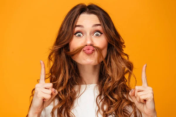 Komik kadın saç bıyık gibi yüz tutan kazaklı