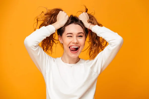 Allegro bruna donna in maglione tenendo i capelli — Foto Stock