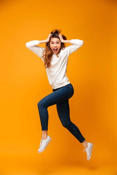 Imagem de comprimento total da mulher morena chocada em salto de suéter — Fotografia de Stock