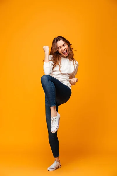 Full längd bilden av glad brunett kvinna i tröja skrek — Stockfoto