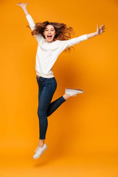 Imagen completa de Mujer morena feliz en suéter saltando —  Fotos de Stock