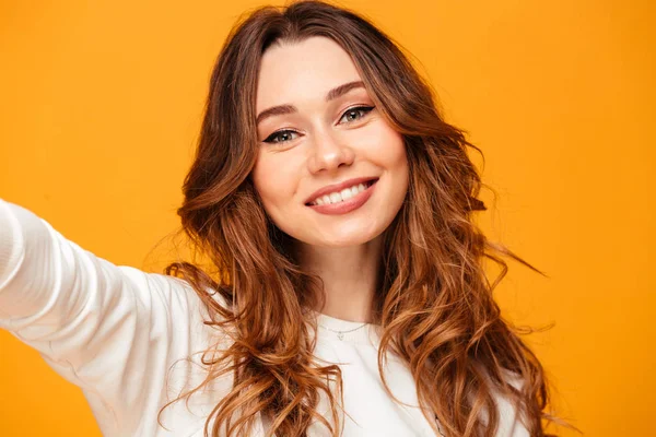 Close up εικόνα του Smiling γυναίκα σε πουλόβερ κάνοντας selfie — Φωτογραφία Αρχείου