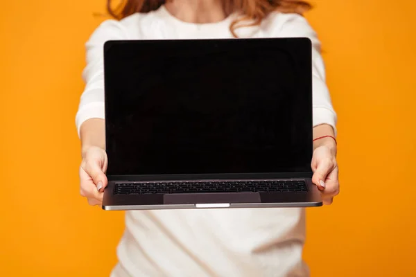 Levágott kép barna nő üres laptop számítógép képernyő bemutatás — Stock Fotó