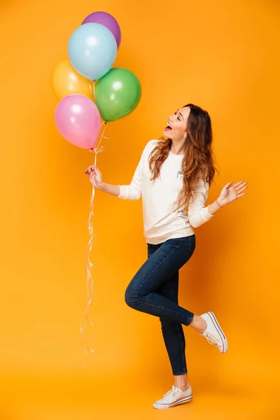 Imagen completa de Happy woman en suéter sosteniendo globos — Foto de Stock
