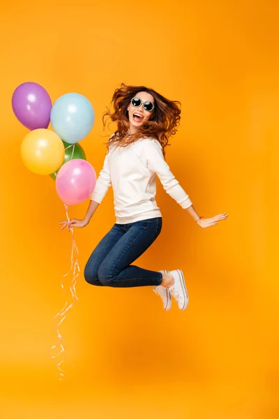 Imagem de comprimento total da mulher feliz em suéter e óculos de sol — Fotografia de Stock