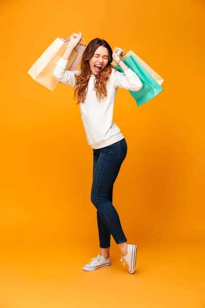 Imagem de comprimento total de feliz gritando mulher morena em suéter — Fotografia de Stock