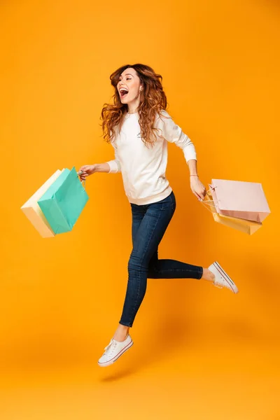 Imagen completa de Mujer morena alegre en suéter corriendo —  Fotos de Stock