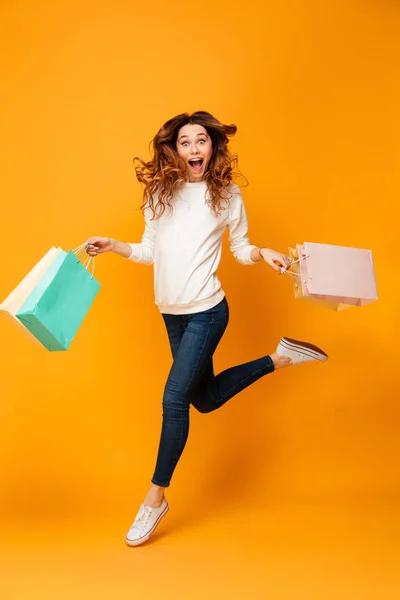 Imagen completa de Mujer feliz sorprendida en suéter corriendo — Foto de Stock