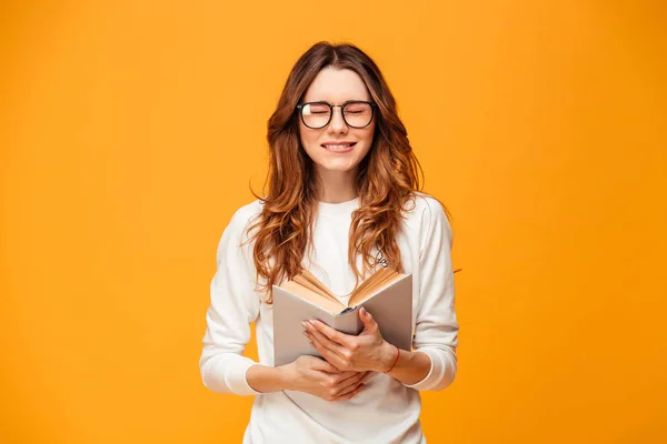 Nachdenklich besorgte brünette Frau in Pullover und Brille mit Buch — Stockfoto