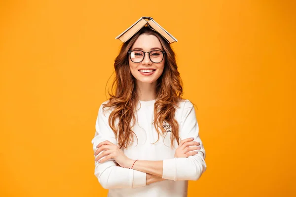 Femme brune souriante en pull et lunettes avec les bras croisés — Photo