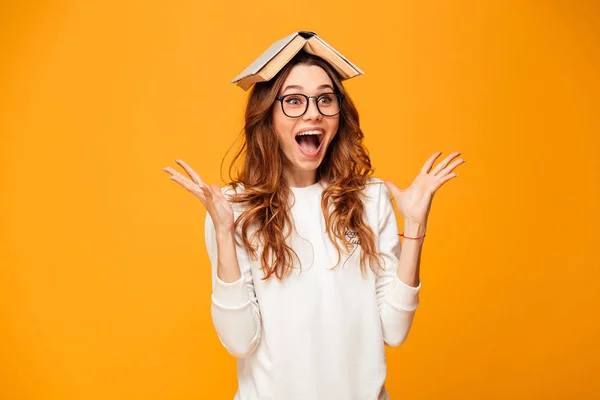 Verbaasd gelukkig brunette vrouw in trui en brillen — Stockfoto