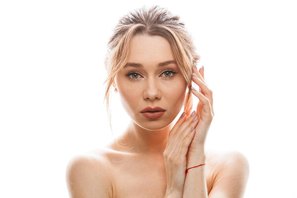 Красота портрет красивой молодой женщины без рубашки
