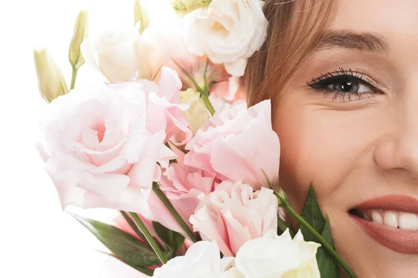 Retrato de belleza primer plano de la encantadora chica de 20 años sonriendo y posando —  Fotos de Stock