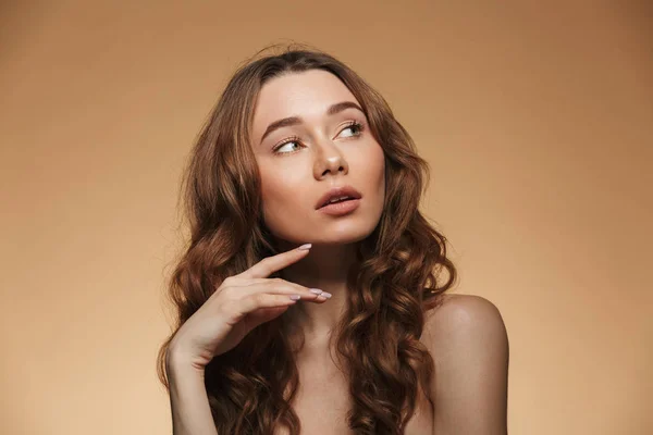 Félig meztelen gondolkodó nő 20s aranybarna h szépség portréja — Stock Fotó