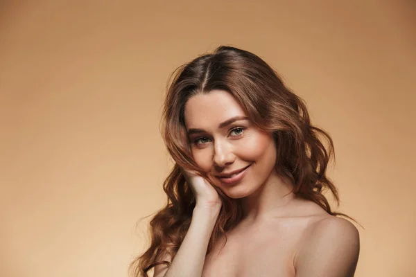 Skönhet foto av eleganta kaukasisk kvinna med brunt hår och gör — Stockfoto