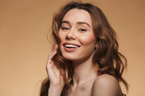 Vrouwelijke blij meisje 20s met lang krullend bruin haar kijken — Stockfoto