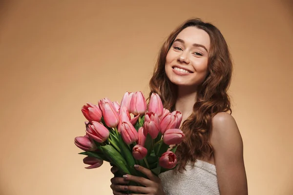 Emocionado hermosa joven mujer sosteniendo tulipanes flores — Foto de Stock