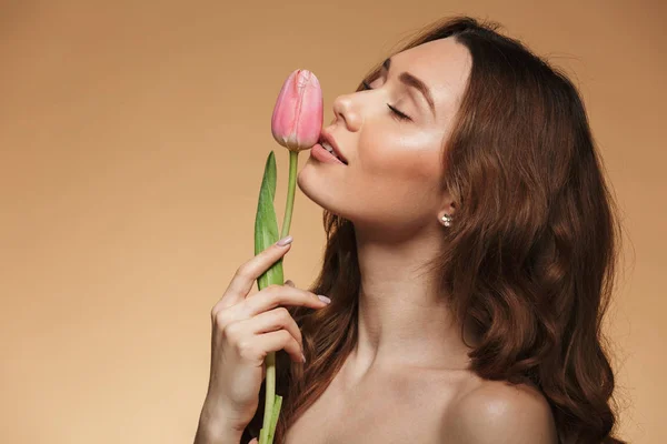 Gentle beautiful young woman holding one tulip flower. — Stock Photo, Image