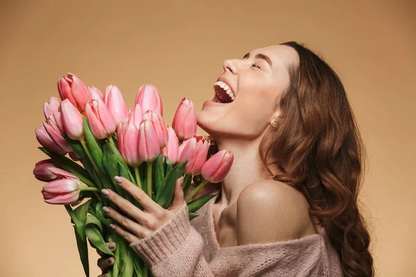 Lale çiçek tutan gülen genç kadın heyecanlı. — Stok fotoğraf
