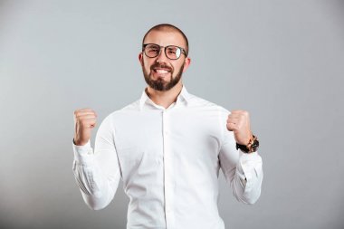 Beyaz gömlek ve gözlük cl kendinden geçmiş beyaz adam görüntüsünü