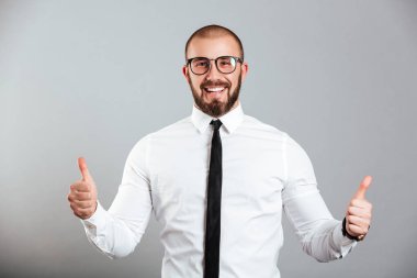 Beyaz gömlek ve gözlük sm kendinden geçmiş beyaz adam görüntüsünü