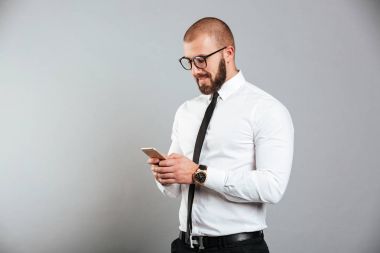 Mutlu başarılı adamın gözlük kravatli w iletişim fotoğraf