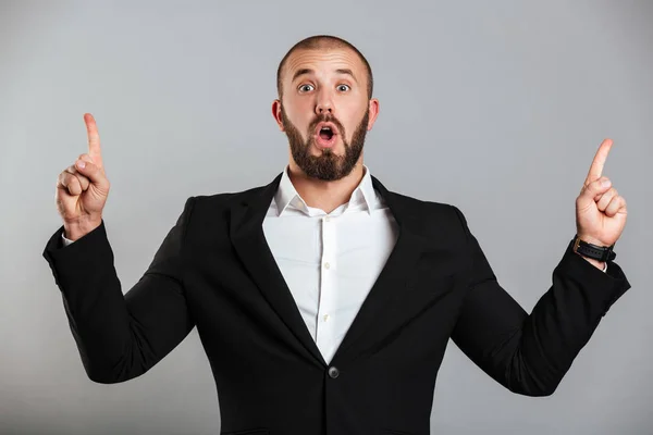 Immagine di uomo caucasico sorpreso in abito da lavoro nero in posa o — Foto Stock