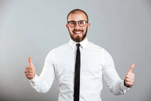 Image de l'homme caucasien extatique en chemise blanche et lunettes sm — Photo