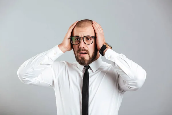 Imagen del hombre adulto de 30 años con camisa blanca y anteojos agarrando hi — Foto de Stock