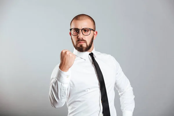 Photo d'un homme d'affaires volontaire en chemise blanche et lunettes ge — Photo