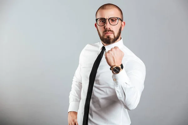 Foto do jovem empresário de camisa branca e óculos firmemente — Fotografia de Stock